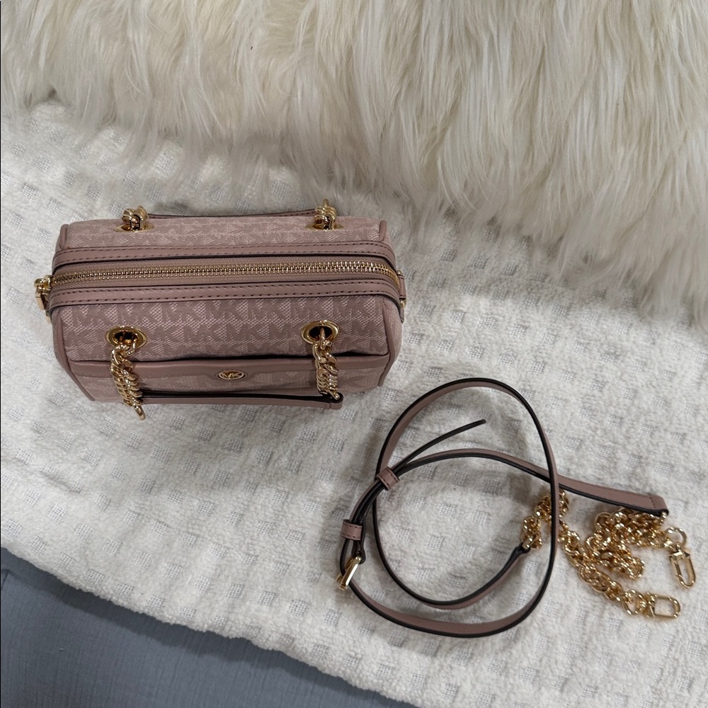 Michael Kors Blush Crossbody Bag with Gold Accents
NWT💃🏻 - Picture 3 of 9